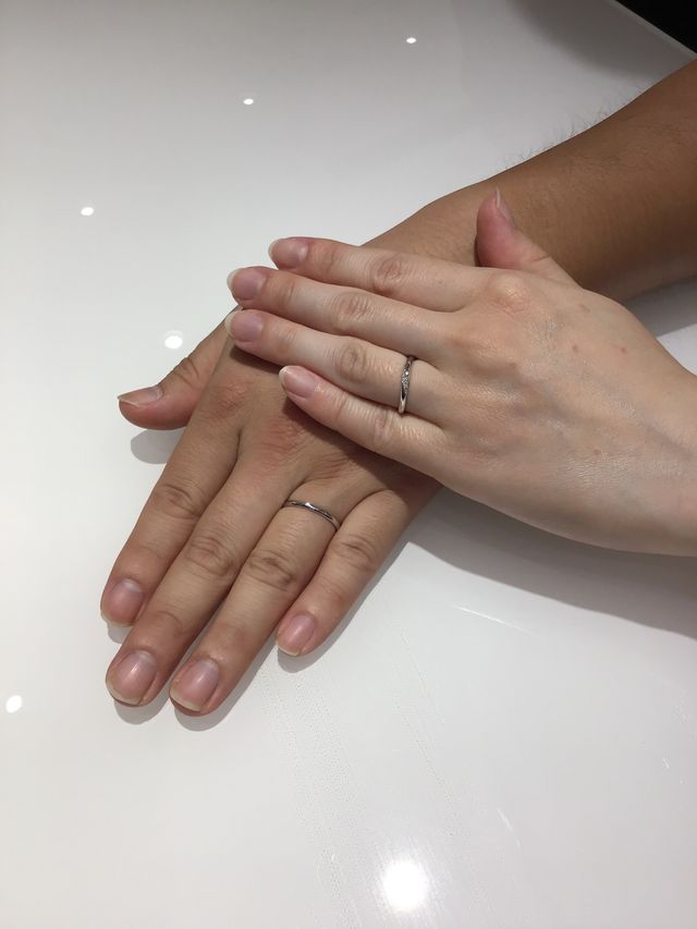 結婚指輪を付けたお互いの手を重ねて撮影していただきました。