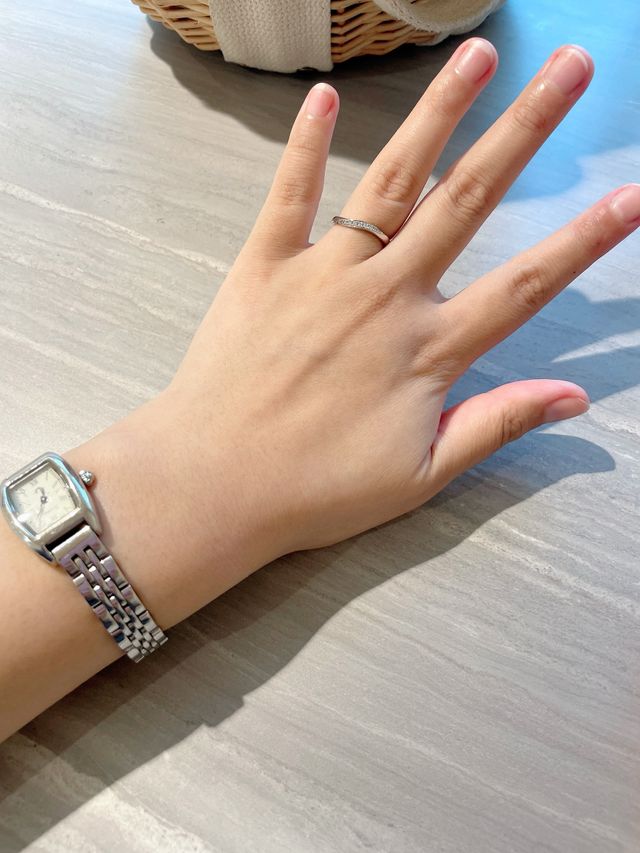 指に馴染みやすく主人とリンクしたデザインのステキな指輪です