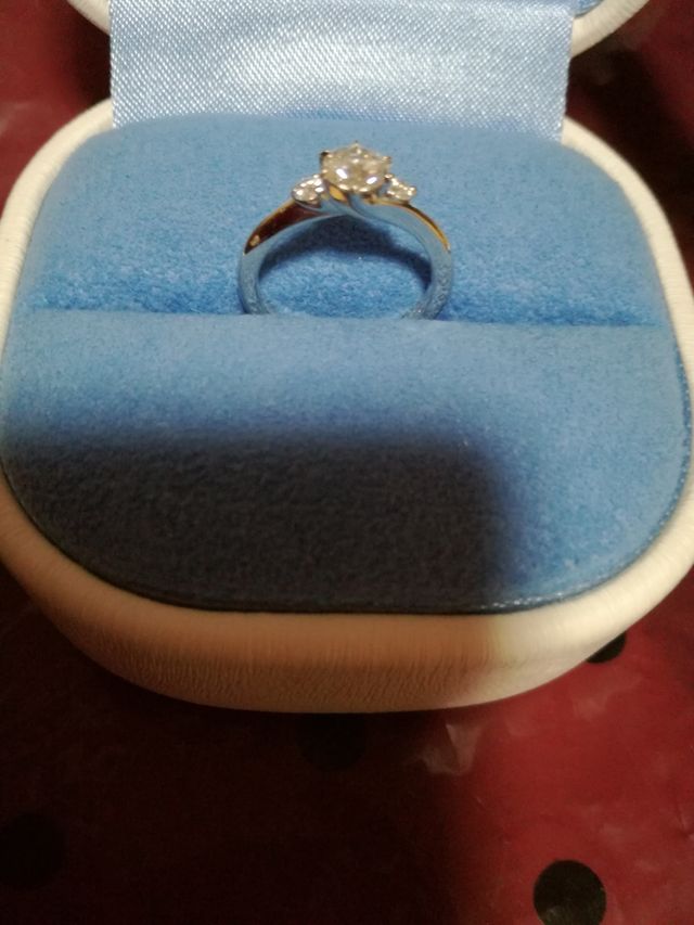 石に向かってリングが流れるようなデザイン