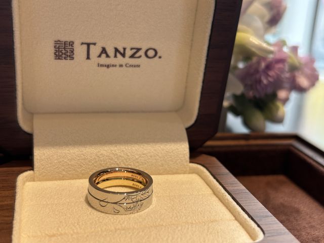 逆さ富士が2つの指輪で完成されたデザイン