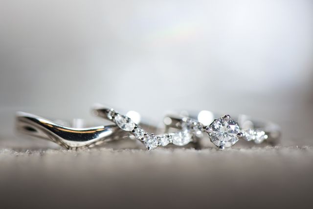 V字のリングで結婚指輪と婚約指輪を重ね付けできます。