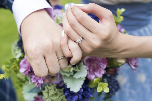 実際に付けた様子です。ダイヤモンドが輝いた可愛いです。