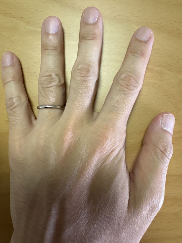 結婚指輪を着用した写真です