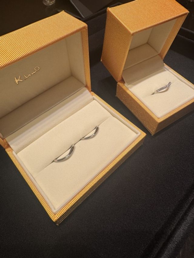 左側が結婚指輪で右側が婚約指輪になります。