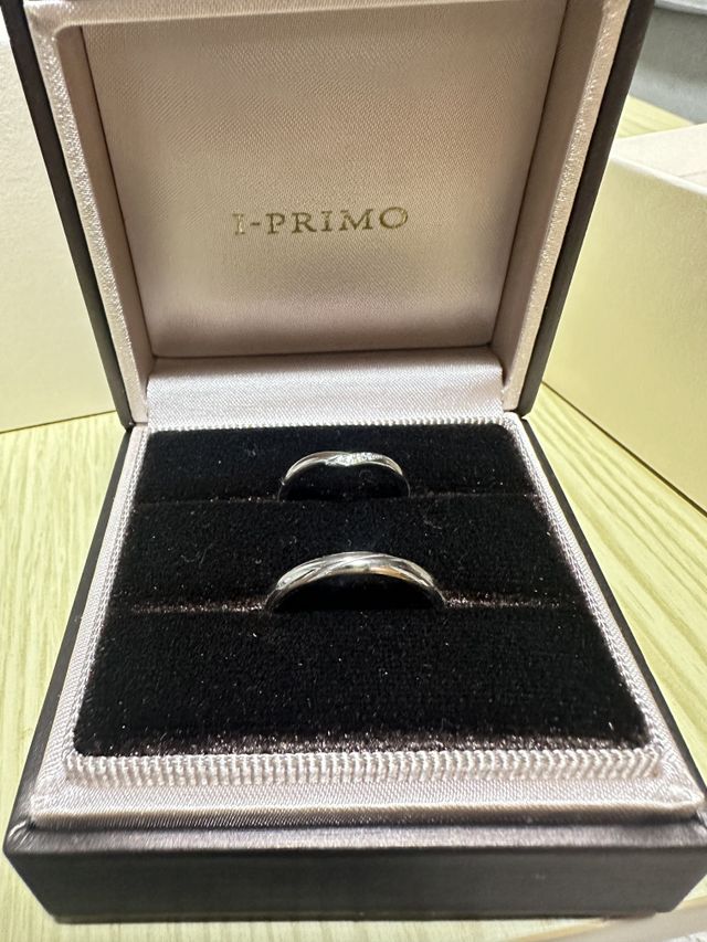 婚約指輪と重ね付け出来るデザインを選びました