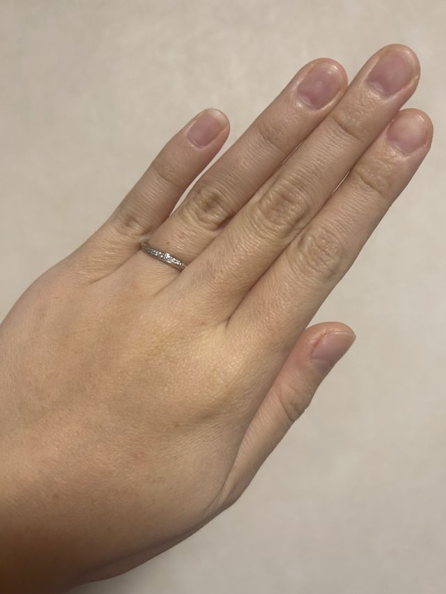 シンプルな中にも斜めに配列されたダイヤが光ってるデザイン