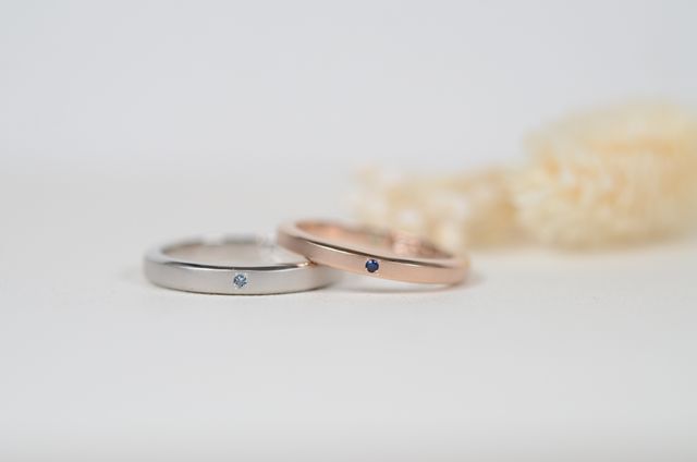 誕生石とピンクゴールドの方には内側に入籍月の石をプラス。