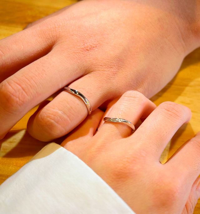 お互いの結婚指輪が見えるように撮った写真です。