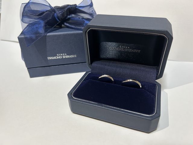 ブランド名と結婚指輪が見えるように撮った写真です。