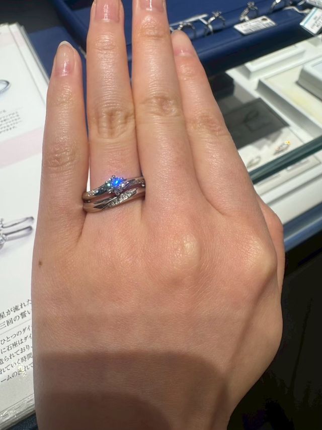 指輪を着用してる写真