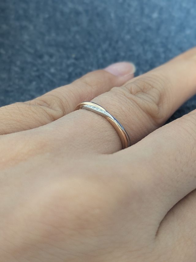 ピンクゴールドとシルバーの組み合わせが華やかで素敵です。