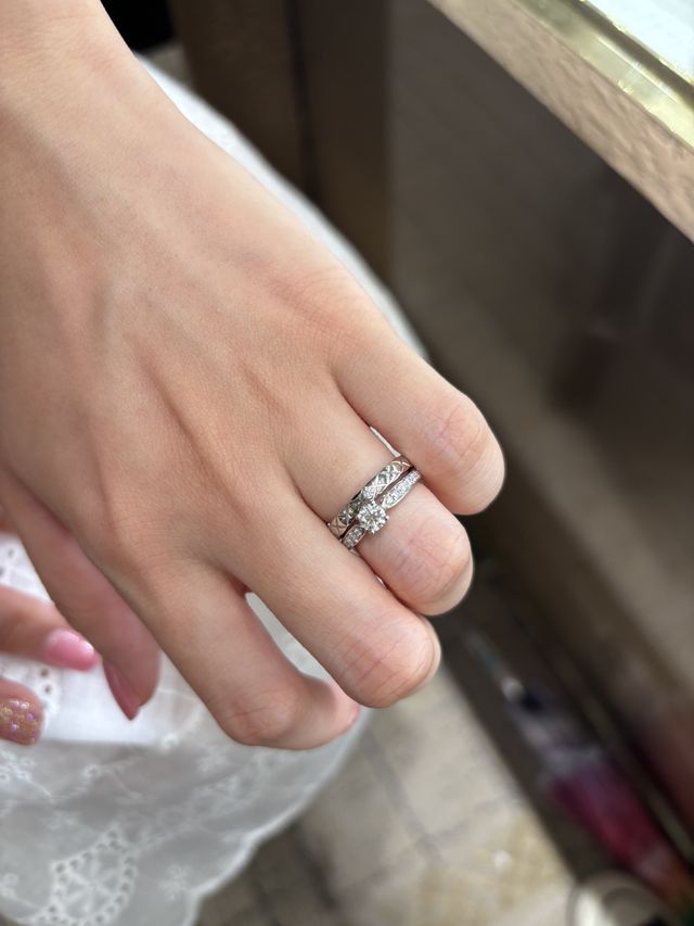 他ブランドの結婚指輪候補と重ね付けしているものです