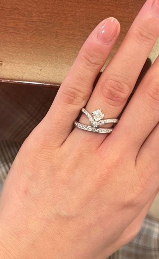 結婚指輪と重ねてます。下のリングになります。