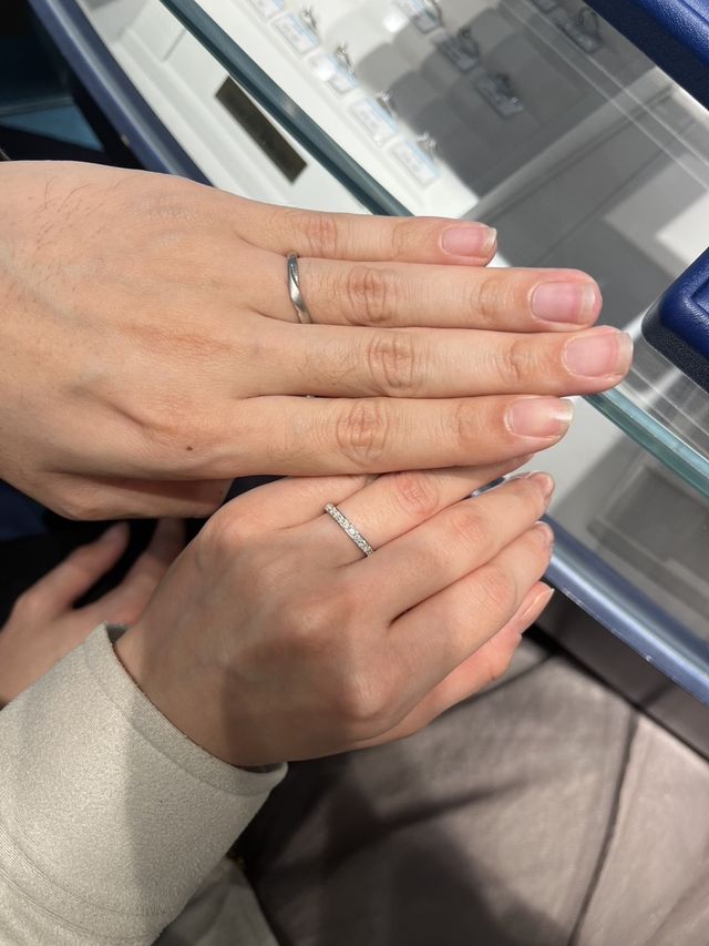 ハーフエタニティの結婚指輪をペアで揃えて撮りました。