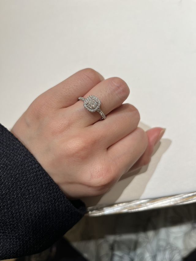 中心のダイヤが存在感のある婚約指輪です。