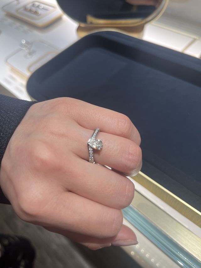 ショーメらしい豪華で可愛い婚約指輪です。