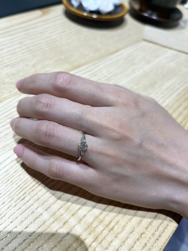 大きなダイヤの周りに小さなダイヤがあしらわれていて綺麗です。