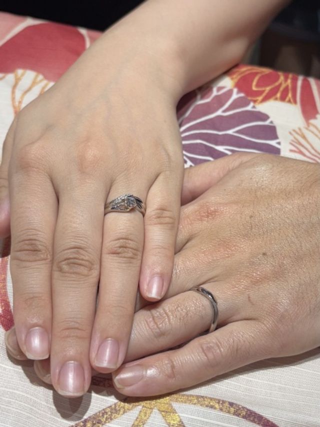婚約指輪と結婚指輪を重ね付けした時の画像です