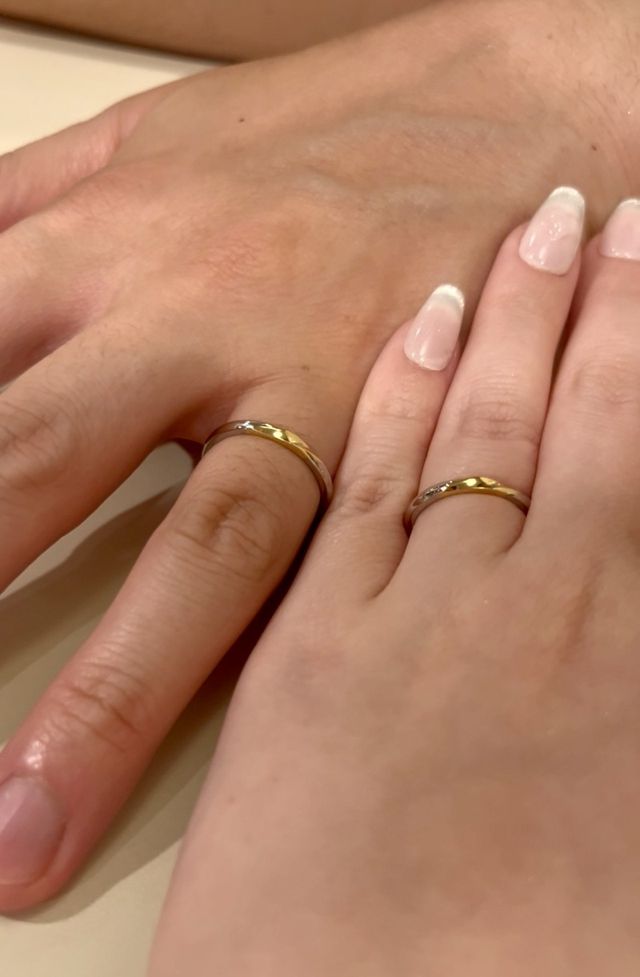 プラチナにさりげないイエローゴールドが入ってます。