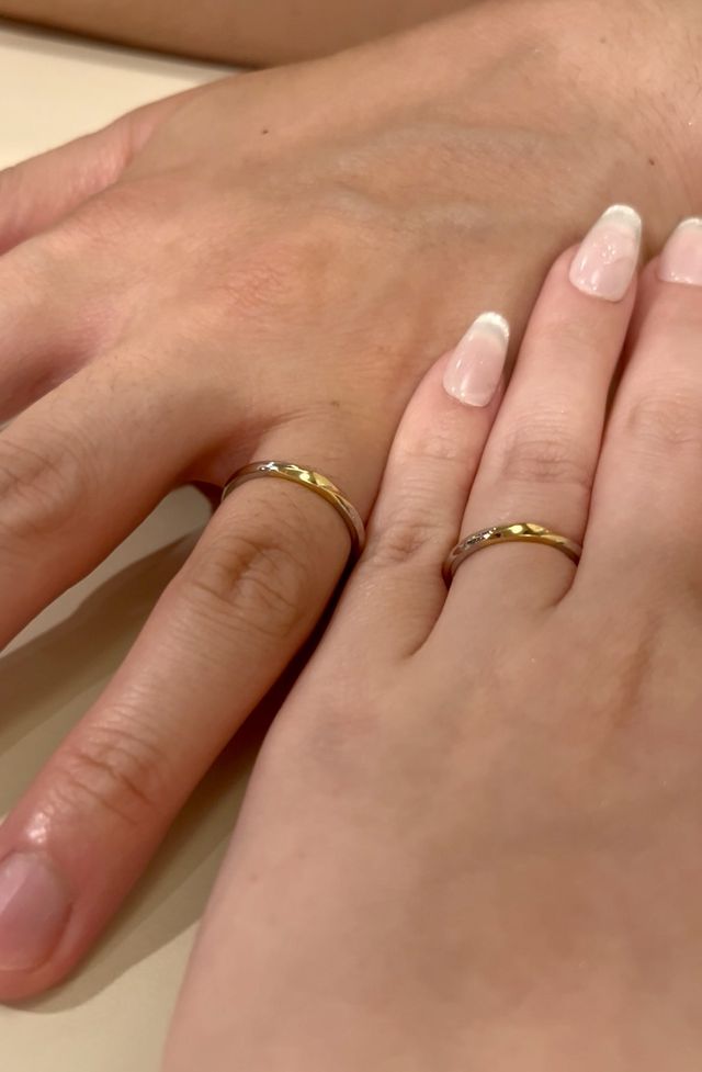 プラチナにさりげないイエローゴールドが入ってます。