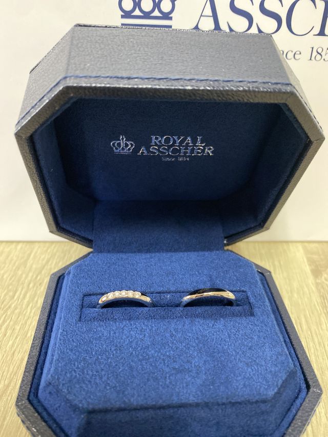 女性用はダイヤが5石入っています