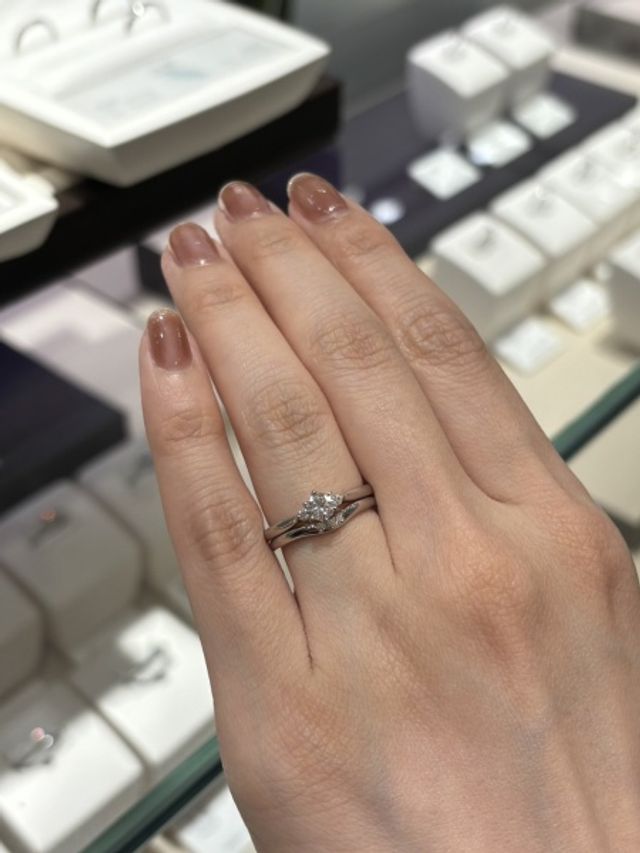 婚約指輪と結婚指輪の重ね付けです。
