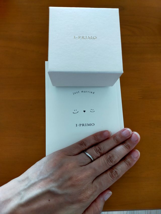 ハガキの上で指輪の写真が撮れサービスやケースがとても素敵です