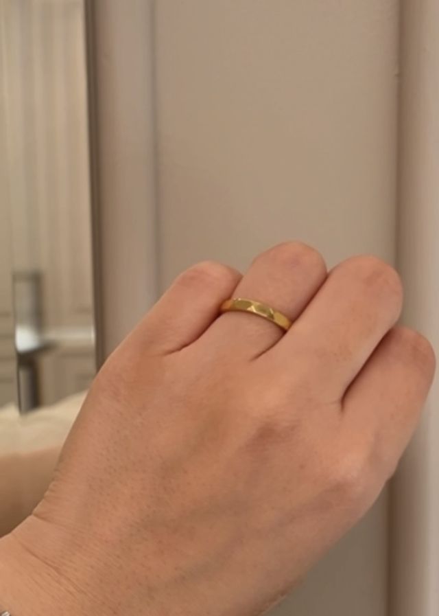 イエローゴールドの試着はダイヤ無し。