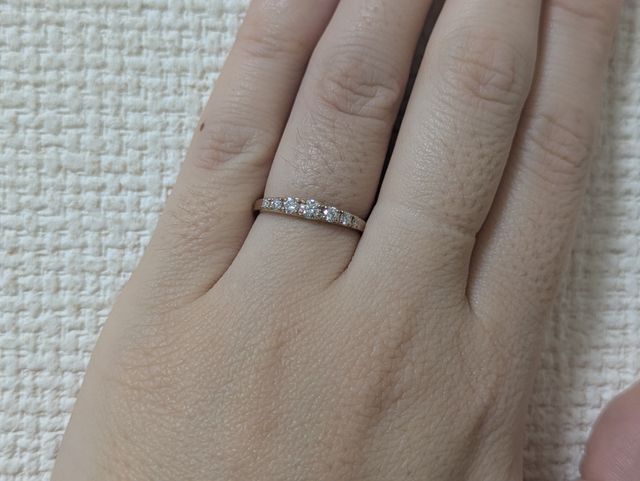 着用するとキラキラと品良く存在感を出してくれます。