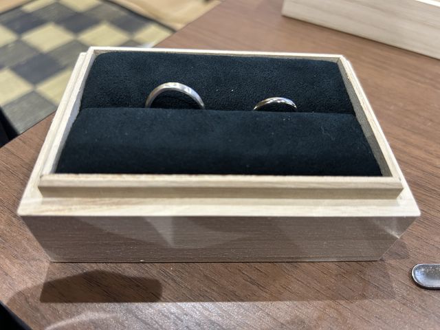 左がマットタイプ、右がマットではないツヤ加工