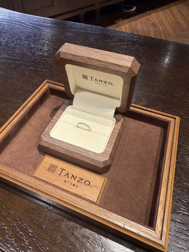 ウォールナットの素敵なケースに入ってます。