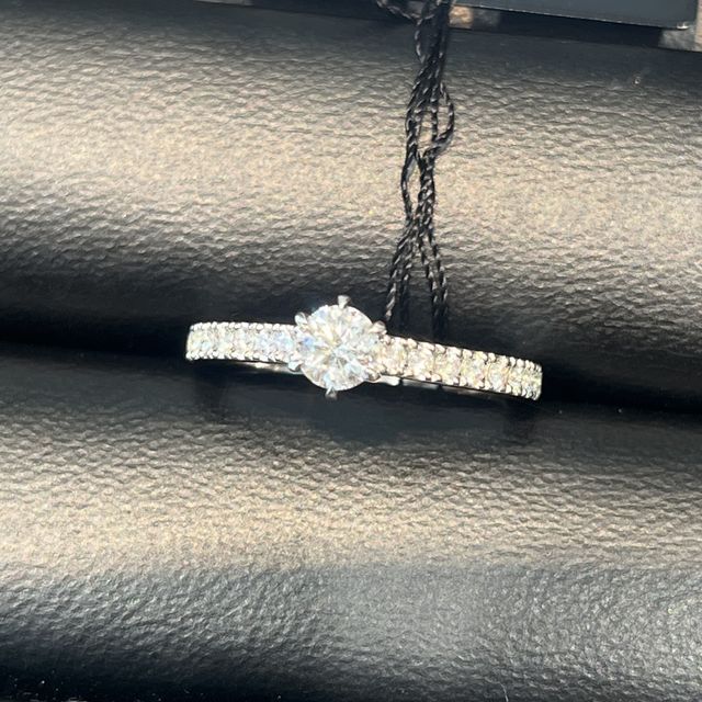 初めに既製品を見せていただきました。（0.310ct）