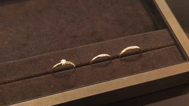 右：結婚指輪（男）
中：結婚指輪（女）
左：婚約指輪