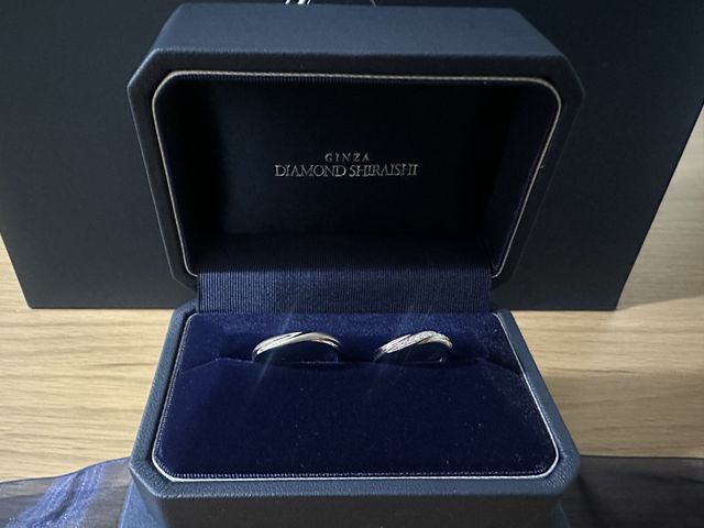 リングケースに入った、光り輝くペアリング