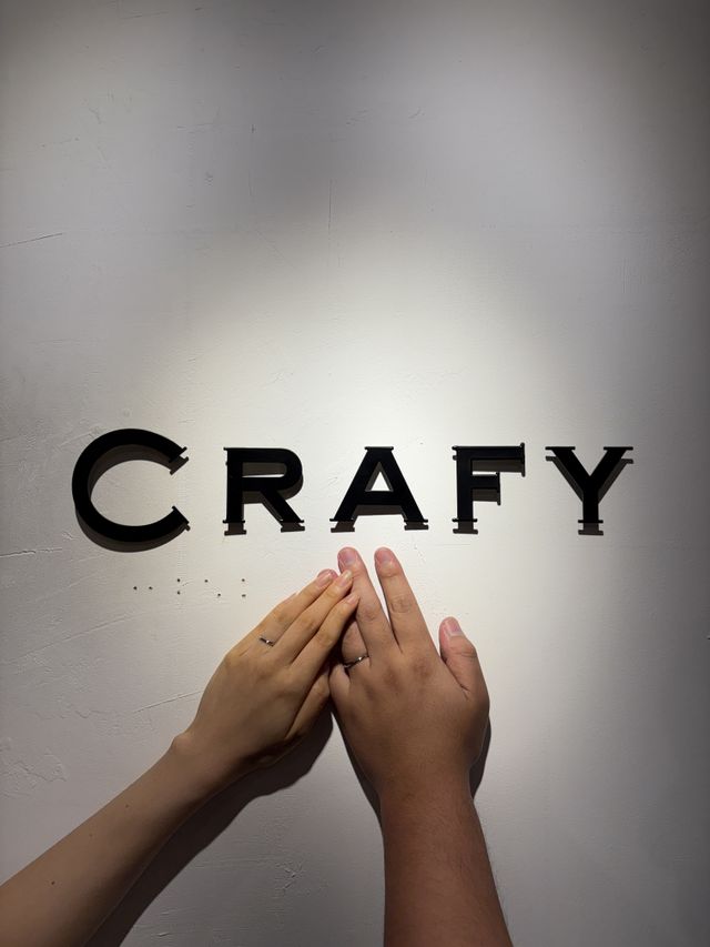 金属加工コースで完成直後の指輪をつけて記念撮影ができました。