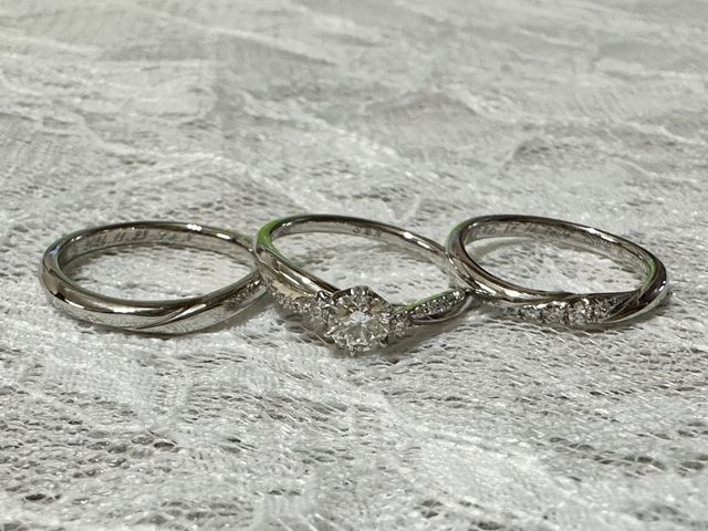 両端2つが結婚指輪、真ん中は他社の婚約指輪です。