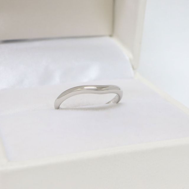 シンプルで仕事場にもつけていけるデザインでいいと思いました。