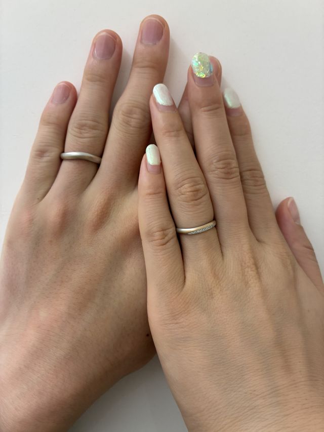 右側が女性向け(ダイヤモンド有)、左側が男性向けの指輪です。