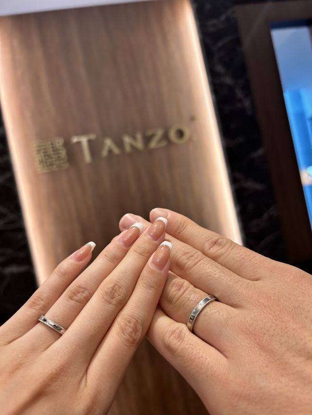 指輪受け取りの日にブランドの名前の前で撮りました。