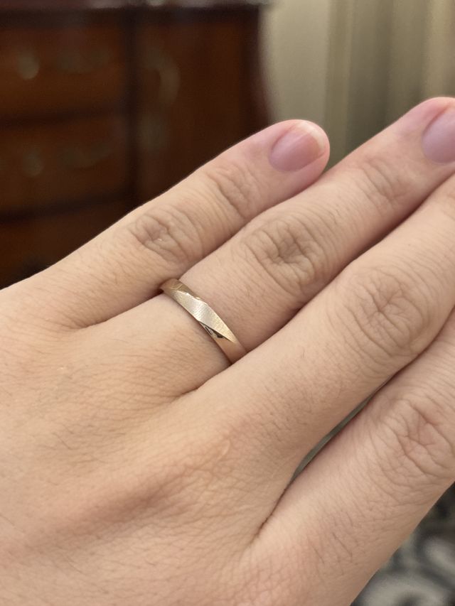 コーラルゴールド。斜めにエッジ。