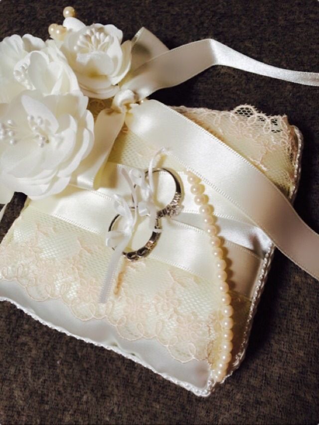 左が結婚指輪、右が婚約指輪です。