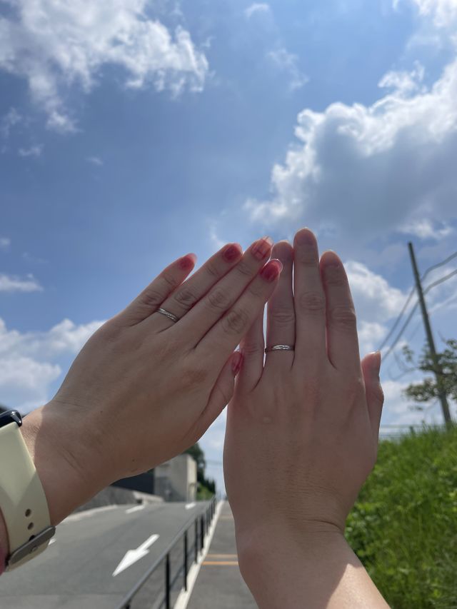 二人でつけて、空をバックに撮った写真