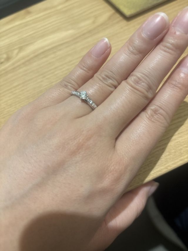 彼女の指に付けている状態
