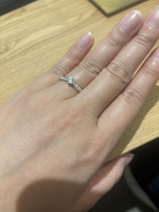 彼女の指に付けている状態
