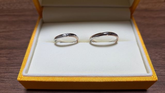 シルバーとピンクゴールドの2色使いで控えめなデザイン