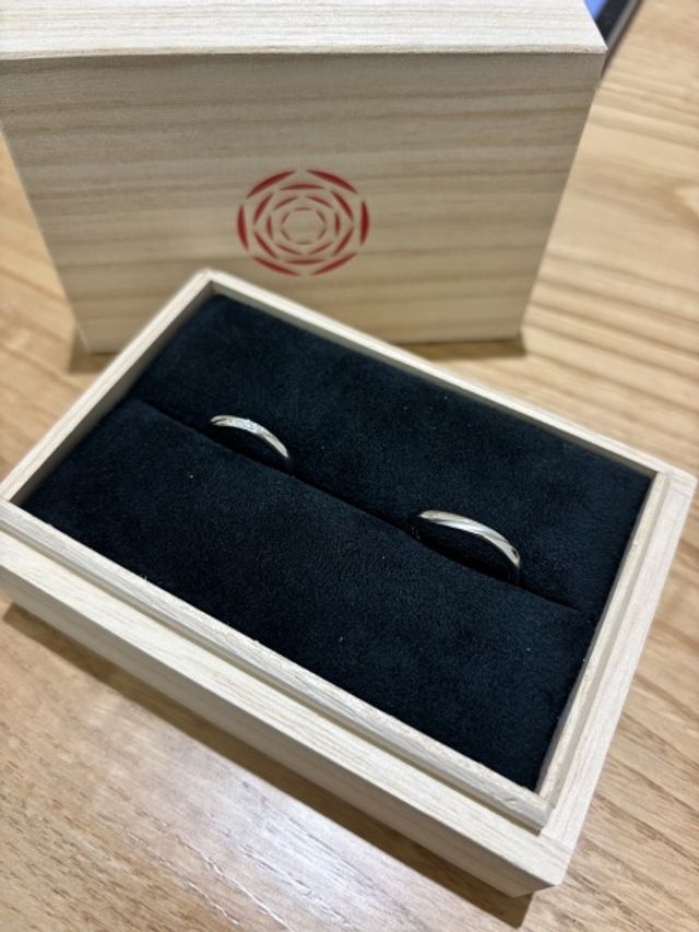 桐箱に入っている指輪の写真です。