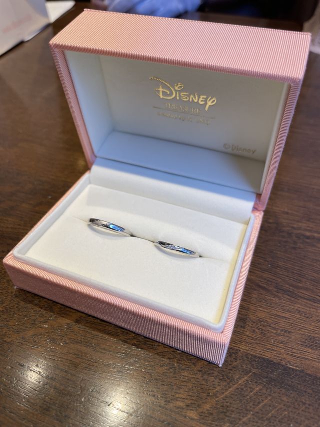 2人の結婚指輪とディズニーのボックスです。