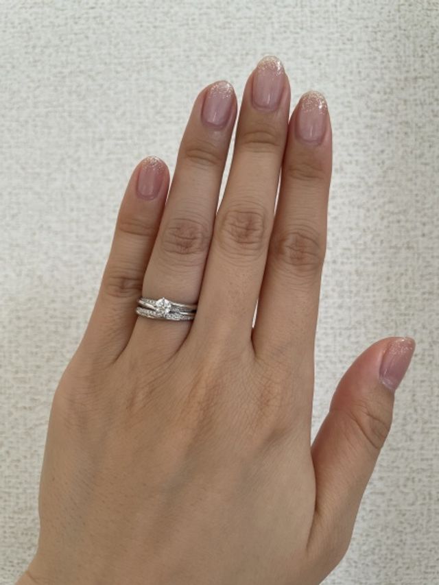 婚約指輪の右下がりメレダイヤラインともぴったり！
