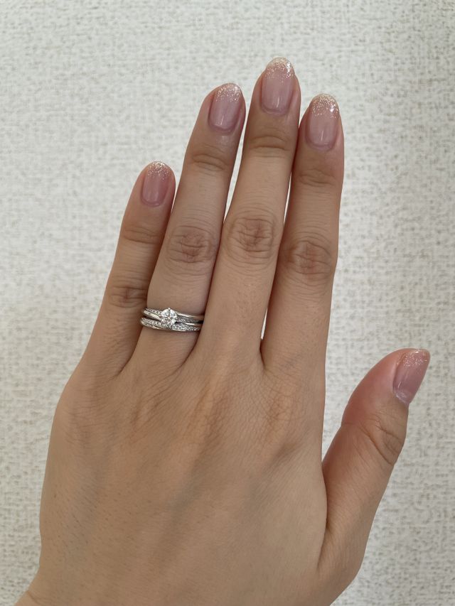 婚約指輪の右下がりメレダイヤラインともぴったり！