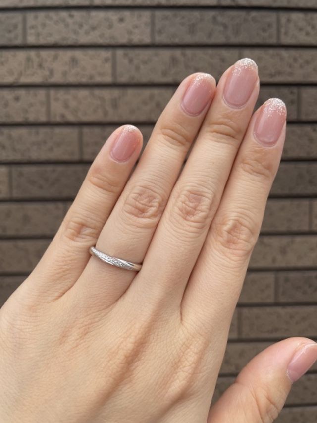 指がきれいに見える、絶妙なリング幅とメレダイヤのライン！